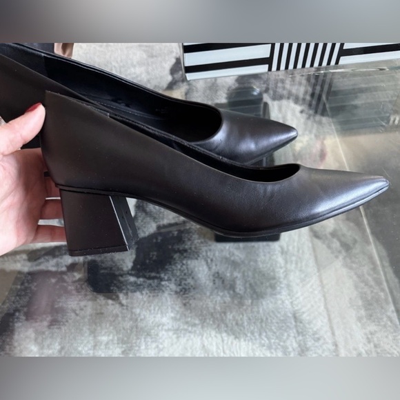 Marc Fisher Classic Black Pointed Toe Heel Size 9 - Picture 2 of 5